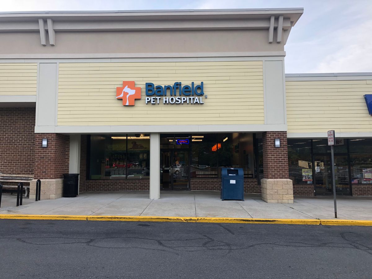 The Herndon Fox Mill Banfield hospital front entrance
