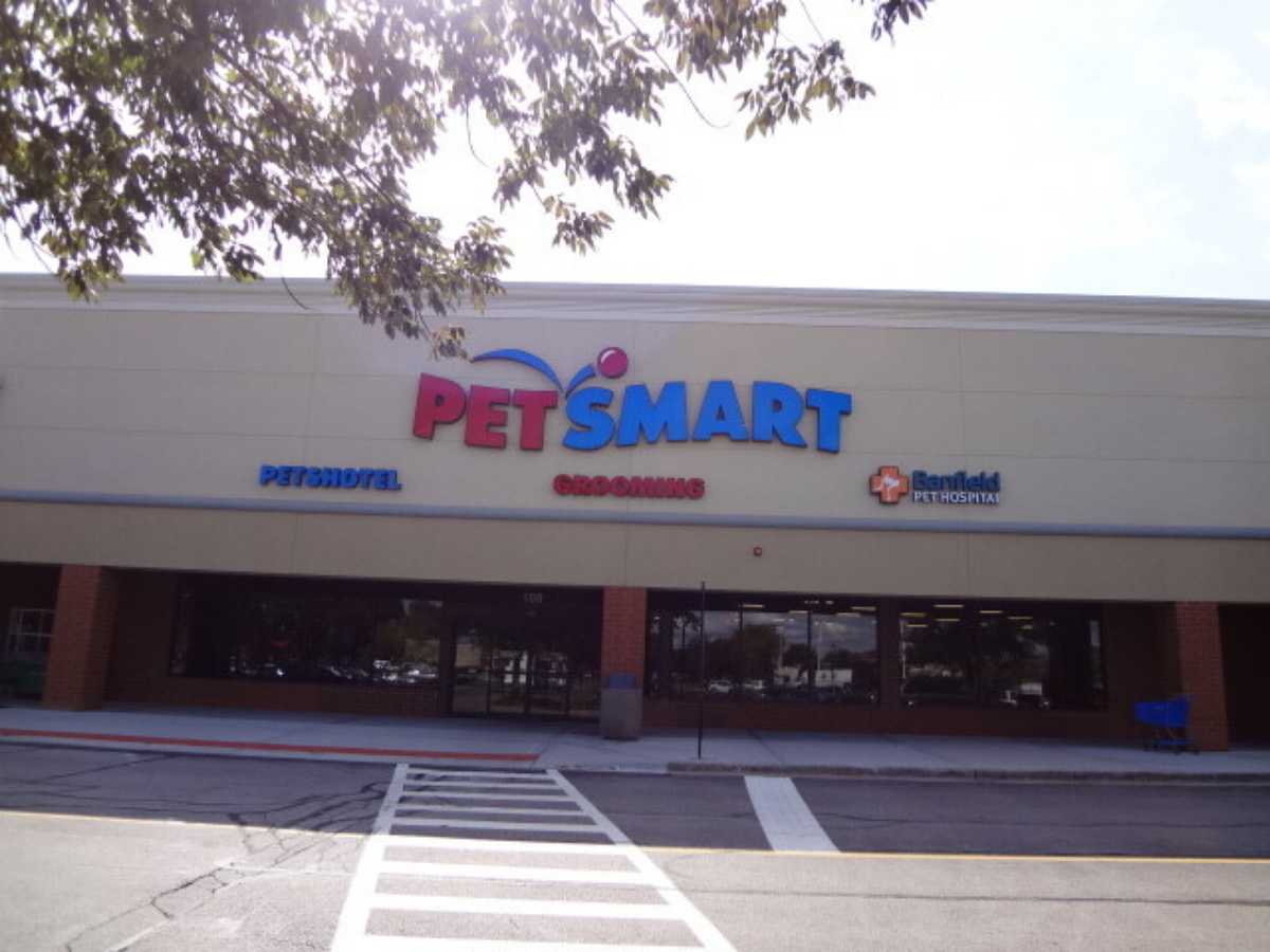 The outside front entrance of the Vernon Hills Banfield and PetSmart