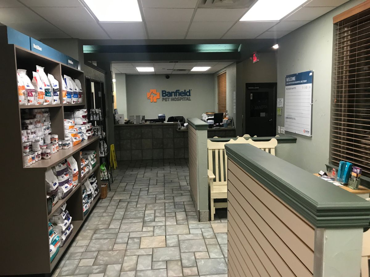 The Banfield Pet Hospital: Frisco North front desk and shop