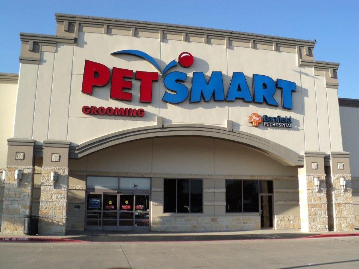 The Frisco Banfield and PetSmart front entrance