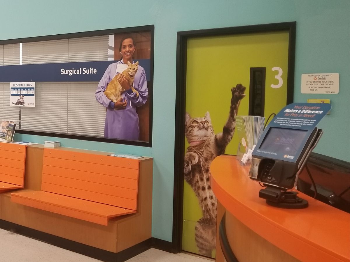 The Banfield Pet Hospital: Garland front desk and lobby