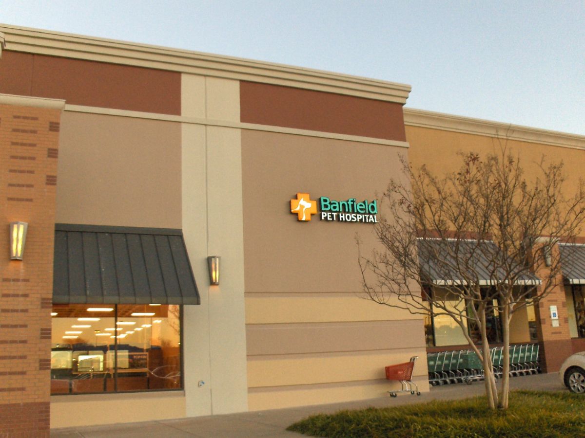 The Lewisville Banfield hospital exterior