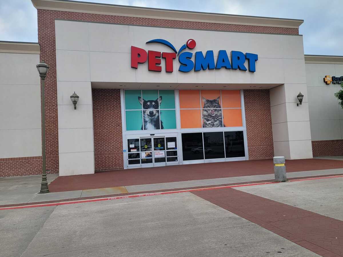 The front entrance of the Euless PetSmart and Banfield