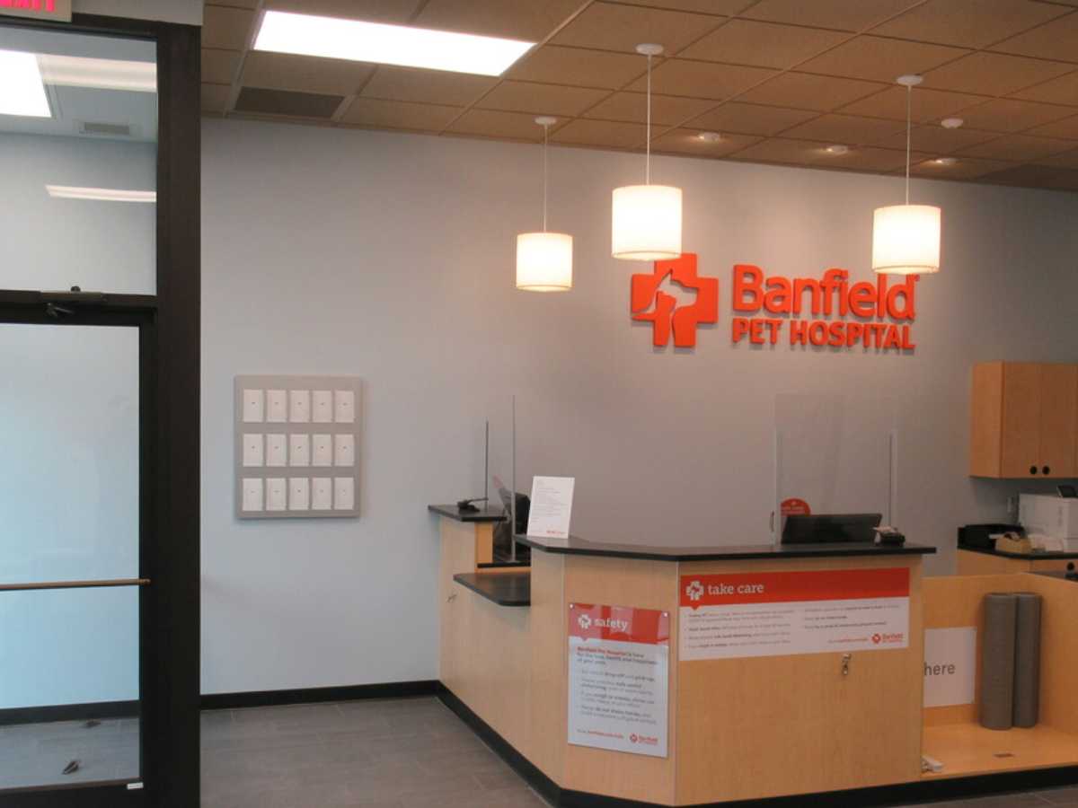 The Banfield - Dallas Forest hospital front desk