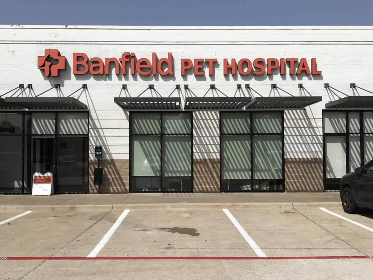 The front entrance of the Las Colinas MacArthur Pointe Banfield hospital