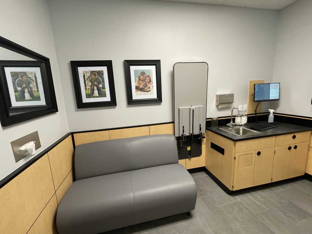 The Las Colinas MacArthur Pointe Banfield exam room couches and table