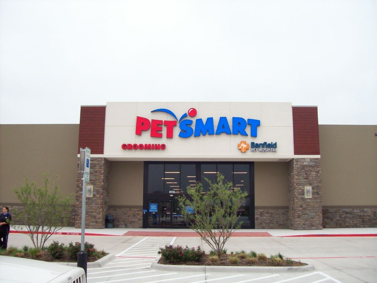The Wylie PetSmart and Banfield front entrances