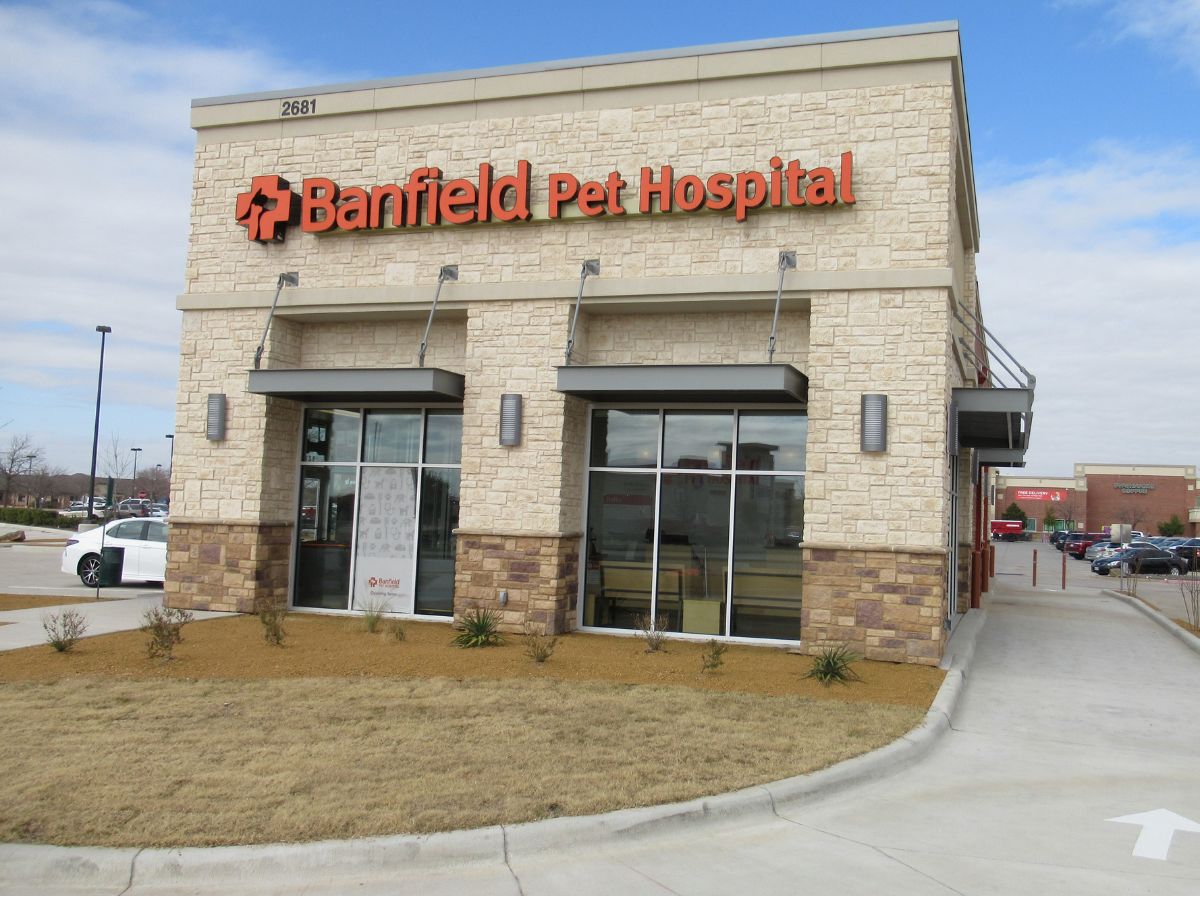 The Little Elm Banfield hospital front entrance