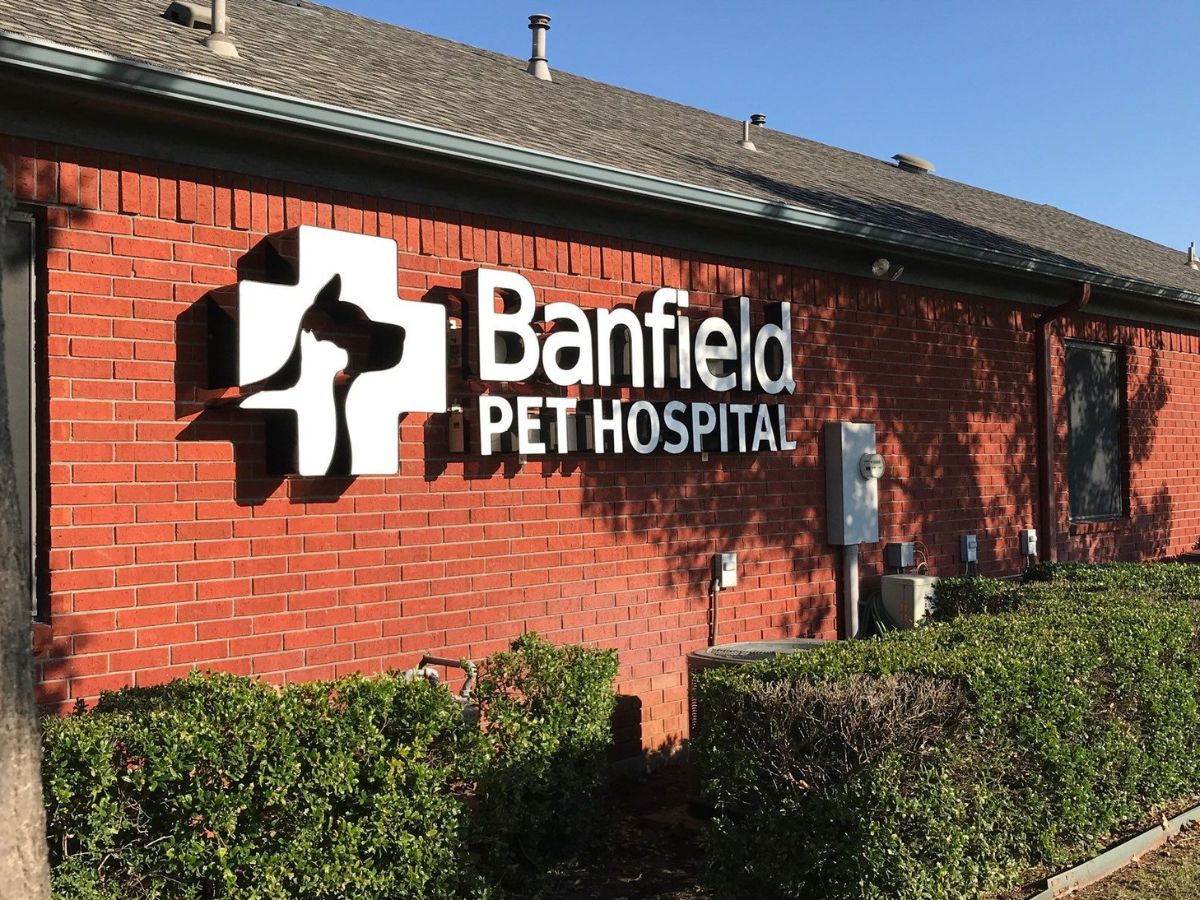 The Alsbury Banfield front exterior sign by the entrance