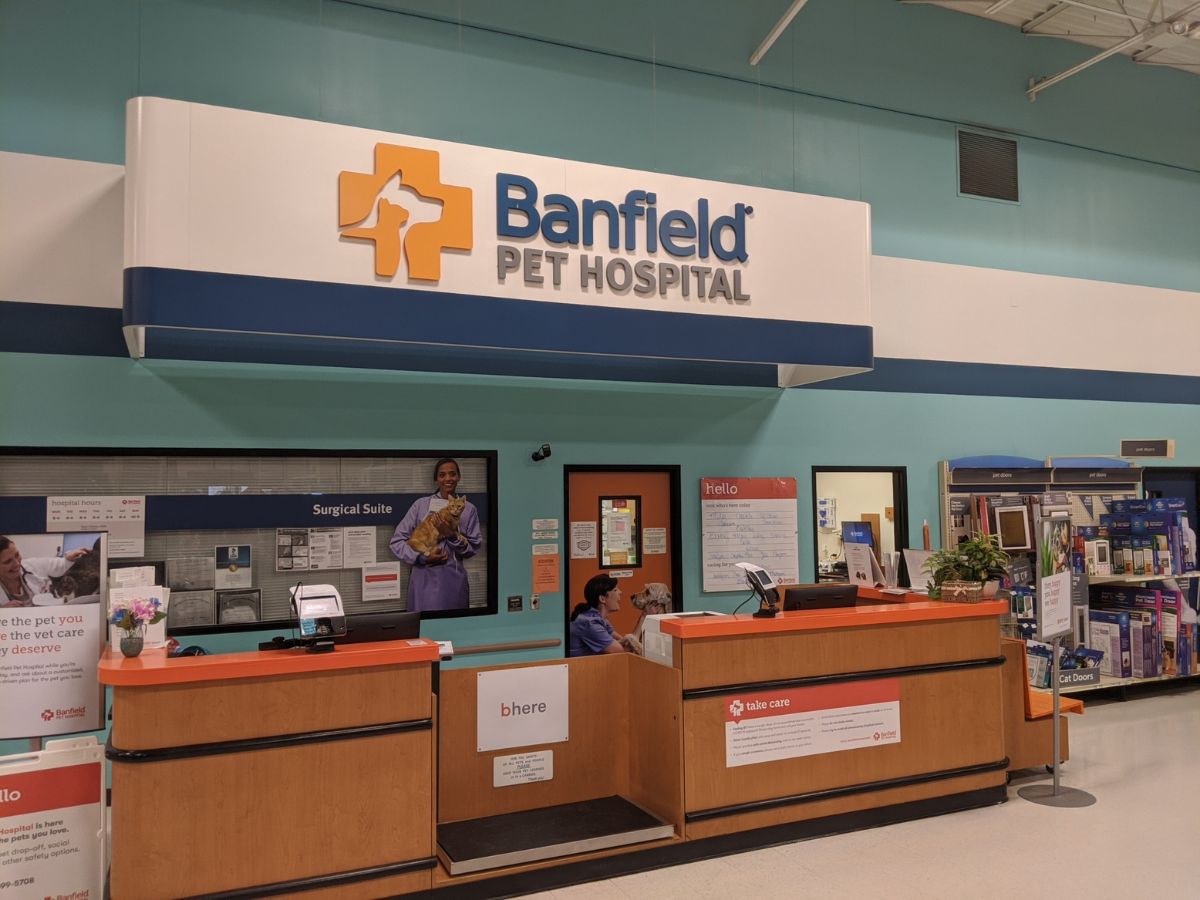 The Weatherford Banfield front desk area