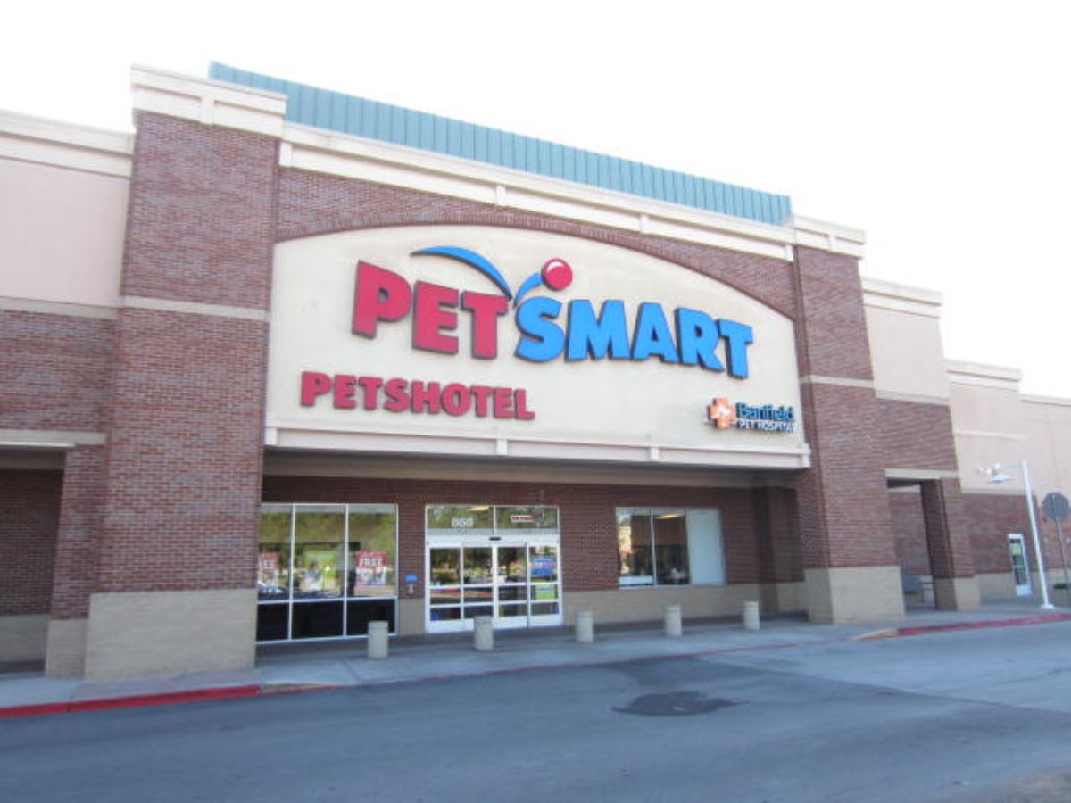The Hurst Banfield PetSmart and Banfield front entrances