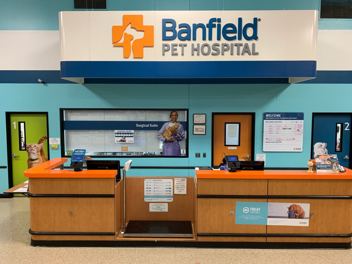 The front desk at the Banfield - Temple hospital