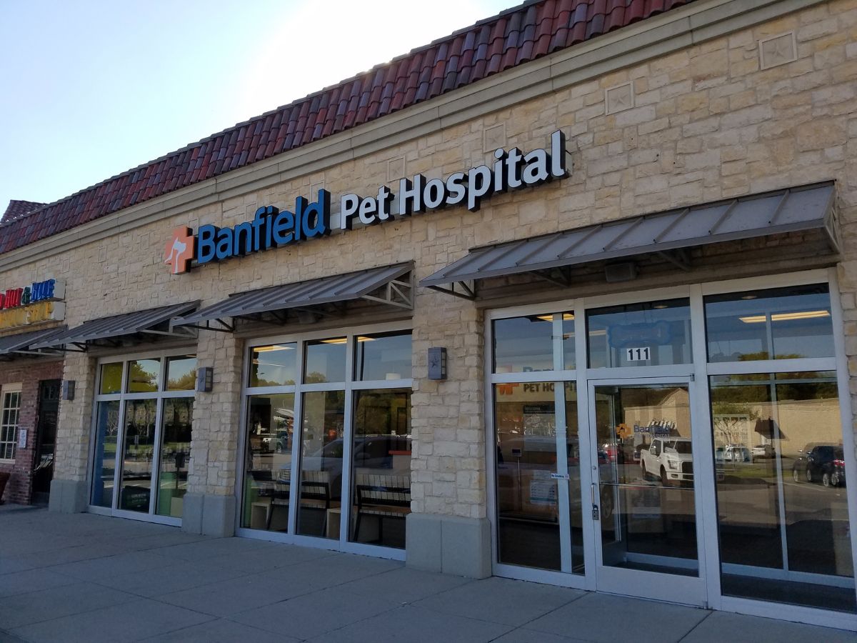 The Fort Worth Trinity Commons Banfield front exterior entrance