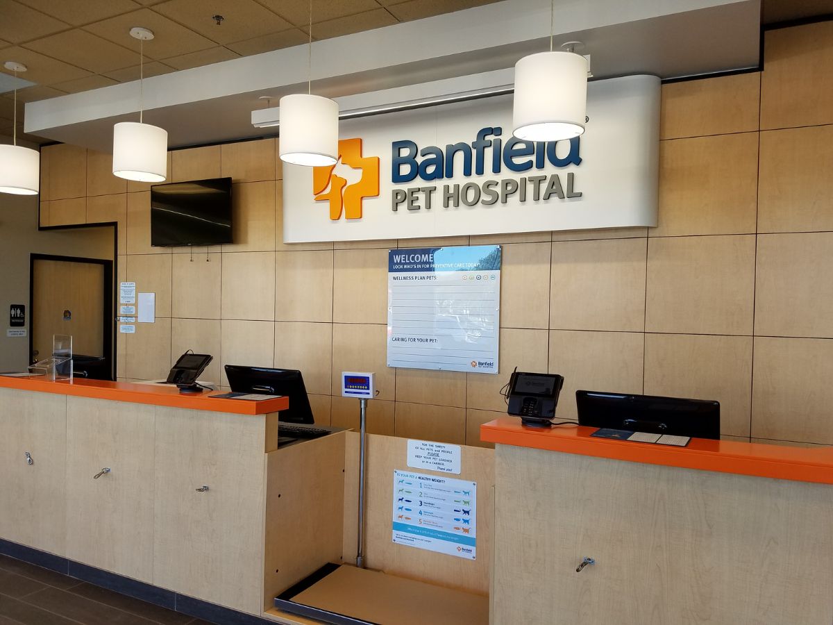 The Banfield - Fort Worth Trinity Commons front desk and check-in area