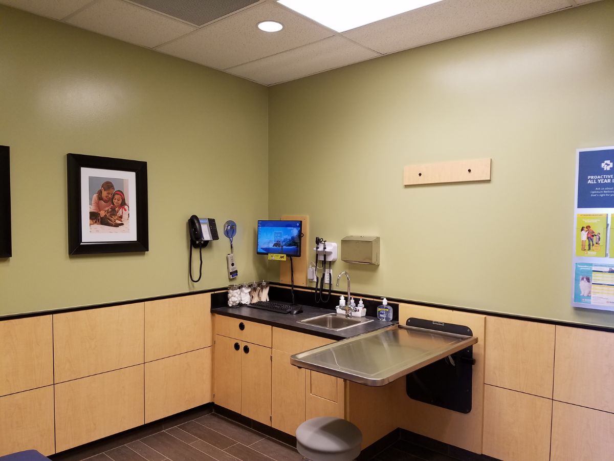 An alternate view of the Fort Worth Trinity Commons Banfield exam table