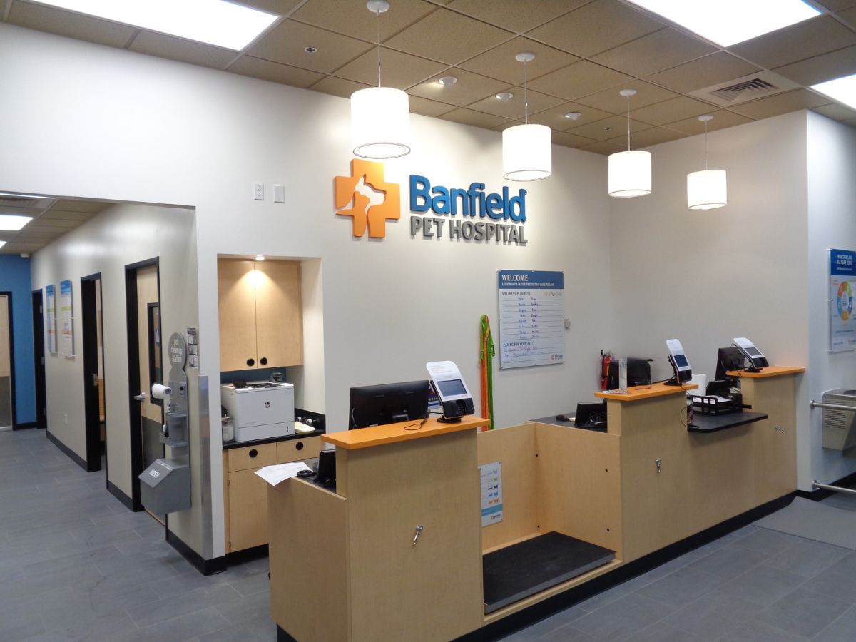The Banfield - Mansfield hospital front desk and check-in area