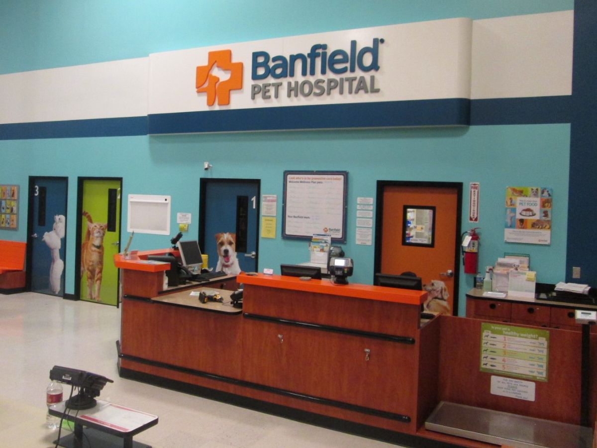 The Banfield - Woodlands hospital front desk and check-in area