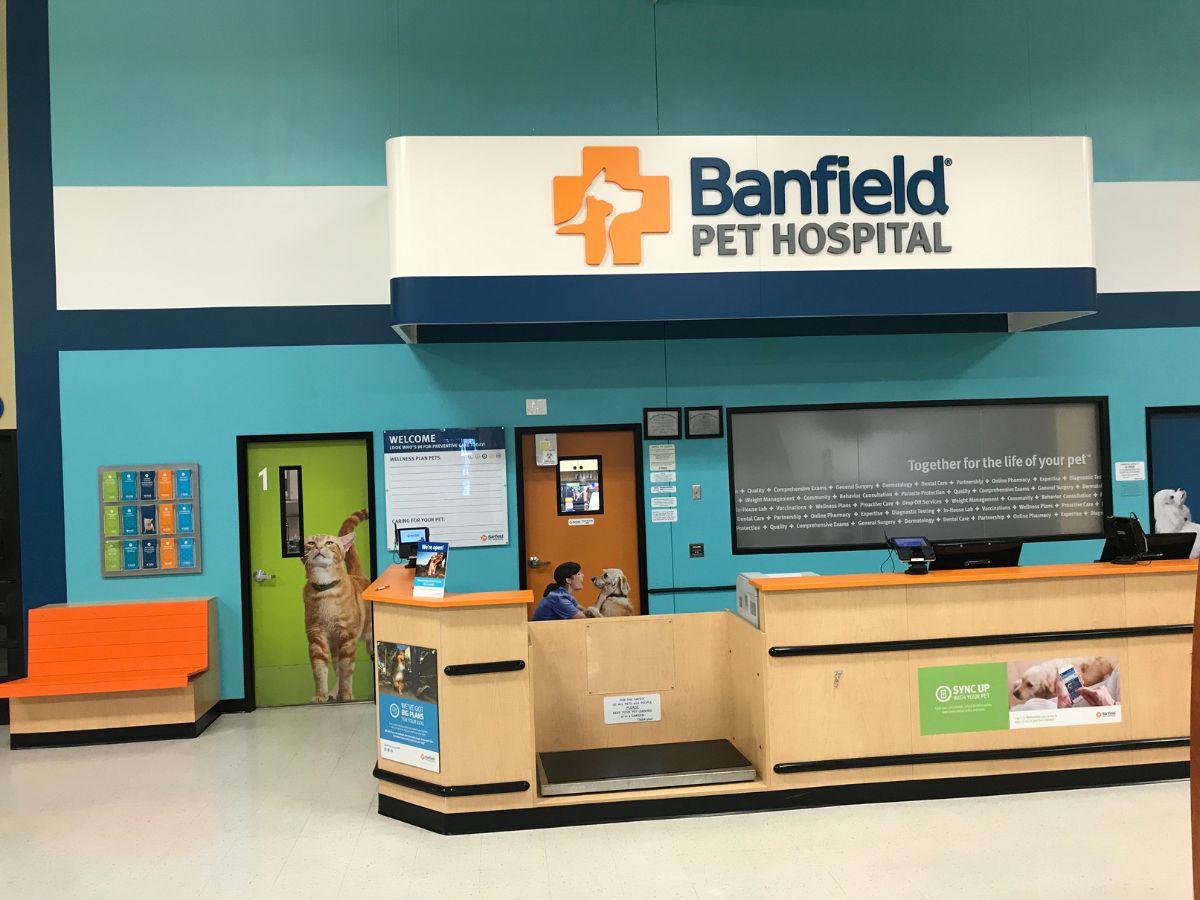 The Banfield - Willowbrook hospital front desk and check-in area