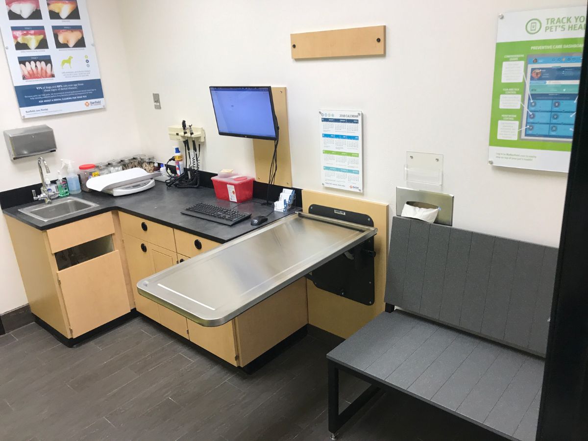 The Banfield - Willowbrook exam room and folding table