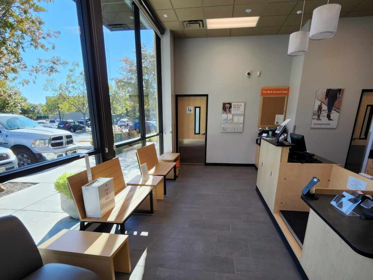 The front desk and check-in area at the Santa Rosa Banfield hospital