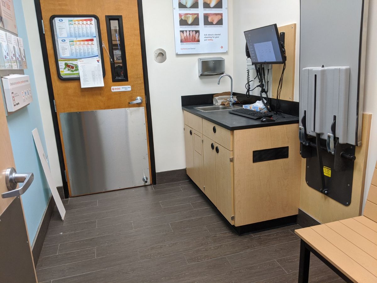 The Banfield Pet Hospital: Pearland exam room with table