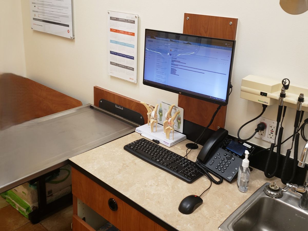 The Banfield Pet Hospital: Sugar Land exam room with table