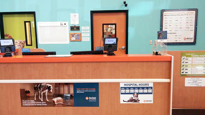 The front desk at the Banfield - Westbank hospital