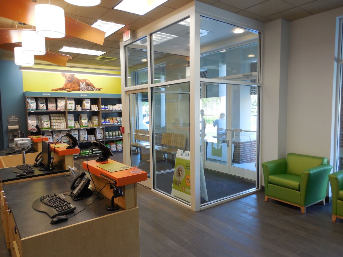 Another view of the Banfield - Houston Meyer Park front desk and entrance