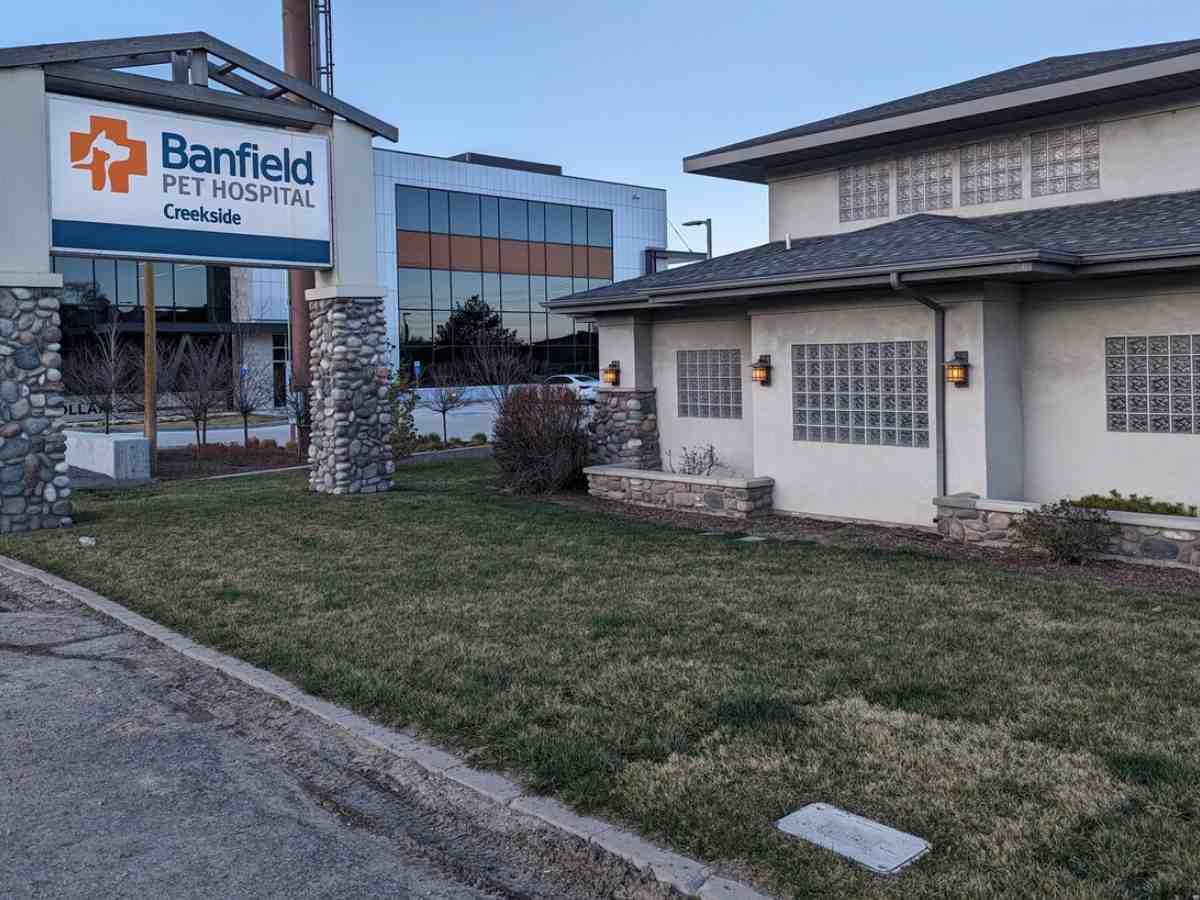 The Banfield - Creekside hospital exterior and front entrance